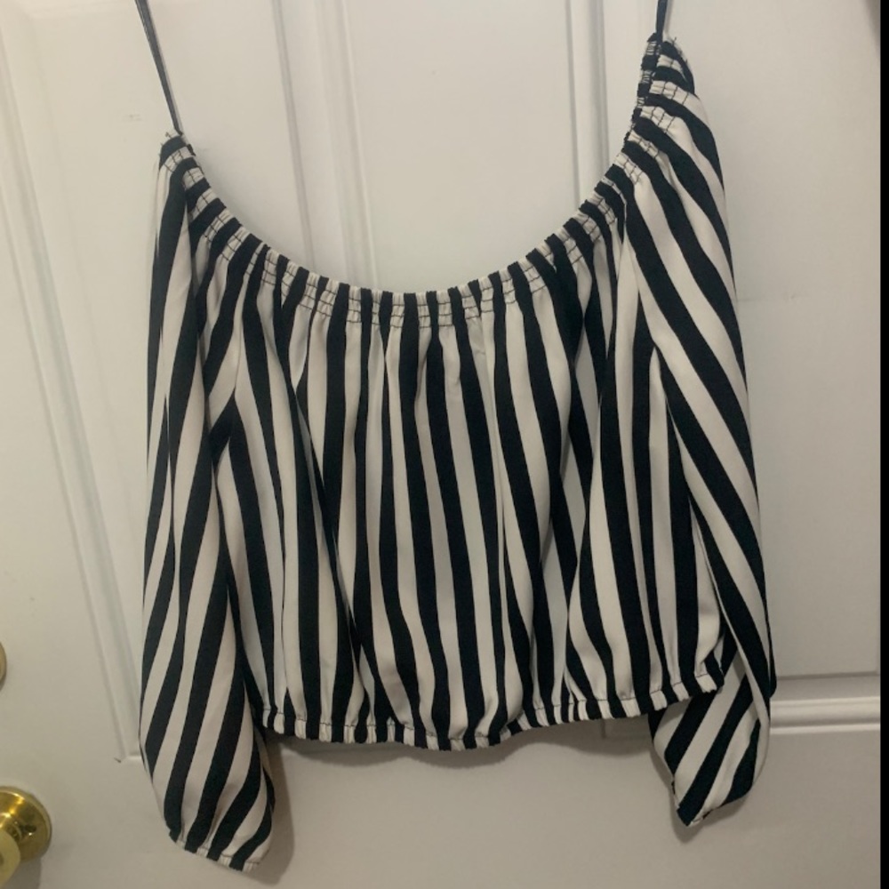 Forever 21- Off the shoulder woven top. - Picture 3 of 3